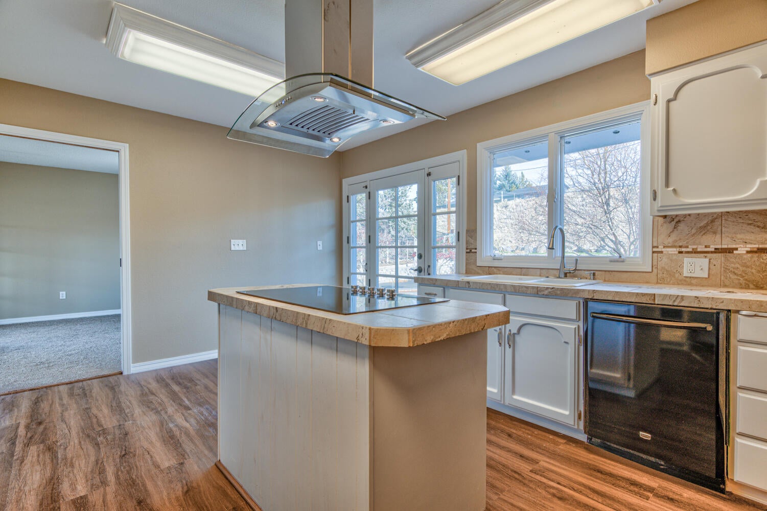 2101 Southwest Locust Way Madras, OR 97741 - Photo 10 of 50 Kitchen