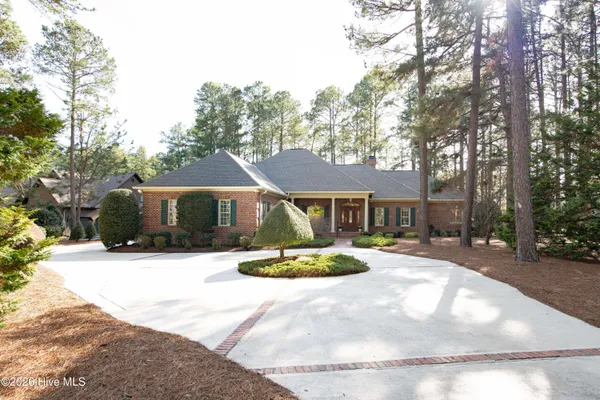 $885,000 | 26 Strathaven Drive, Pinehurst, NC 28374