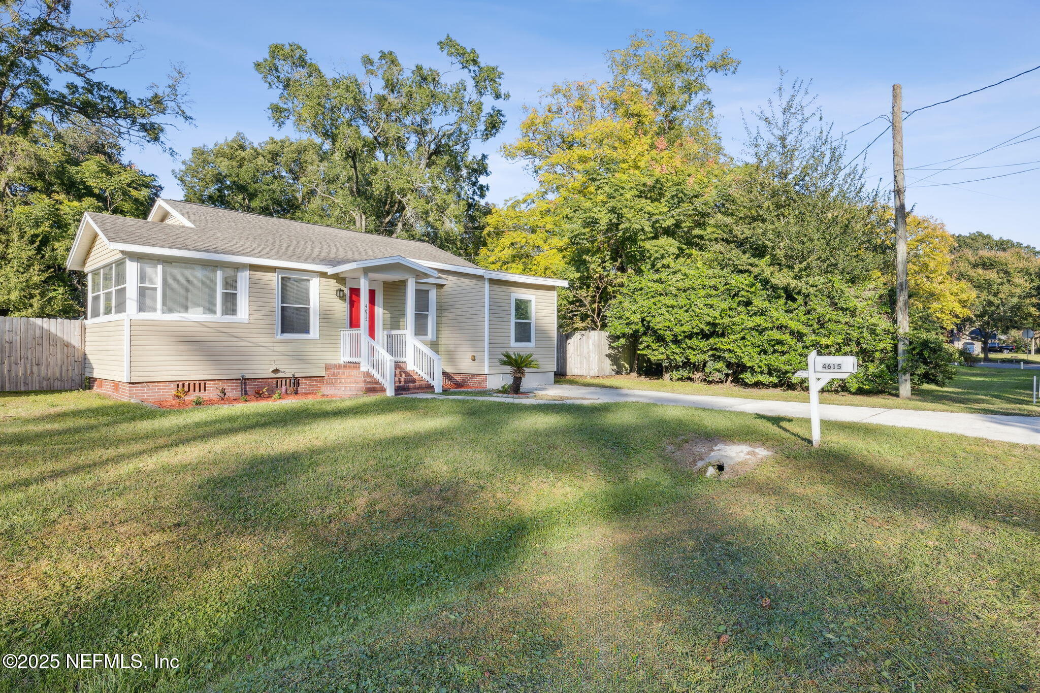 4615 Woolman Avenue Jacksonville, FL 32205 - Photo 2 of 34 a front view of house with yard and green space