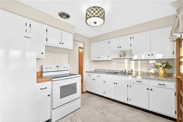 $229,900 | 505 Bloomfield Drive, Greensburg, PA 15601