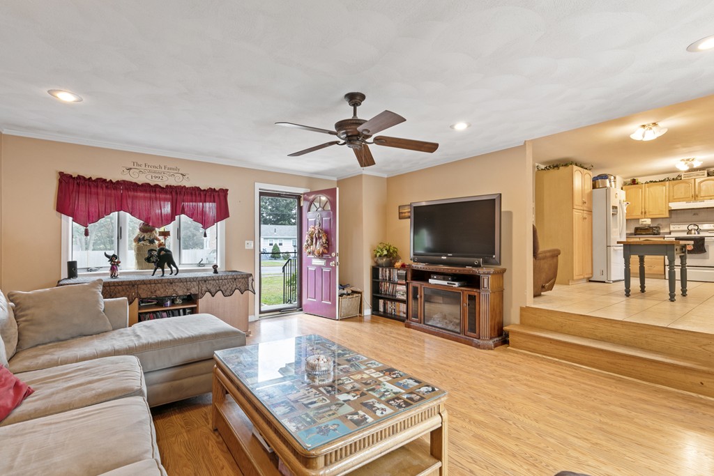 9 Clearwater Road Peabody, MA 01960 - Photo 3 of 29 Gallery Image 3