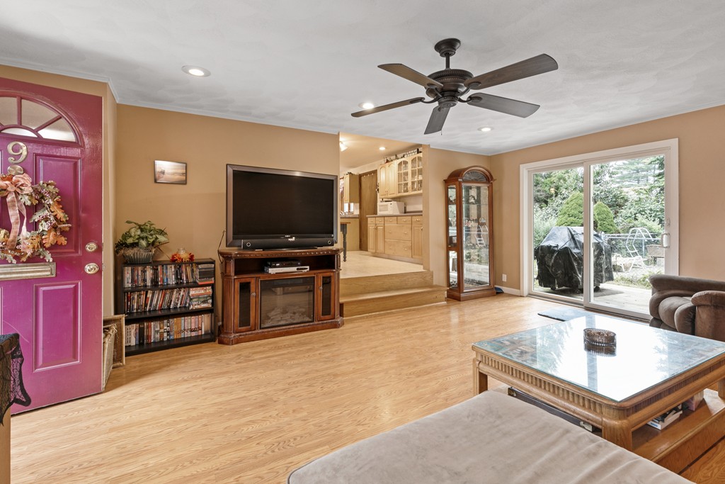 9 Clearwater Road Peabody, MA 01960 - Photo 4 of 29 Gallery Image 4