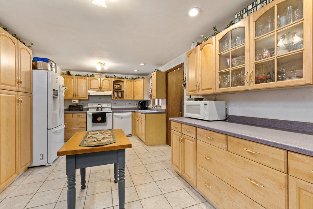 9 Clearwater Road Peabody, MA 01960 - Photo 6 of 29 Gallery Image 6