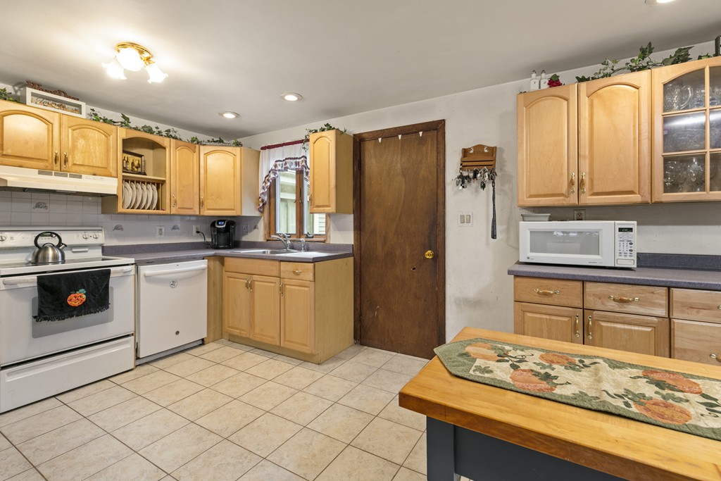 9 Clearwater Road Peabody, MA 01960 - Photo 7 of 29 Gallery Image 7