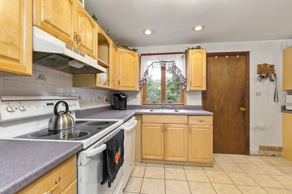 9 Clearwater Road Peabody, MA 01960 - Photo 8 of 29 Gallery Image 8