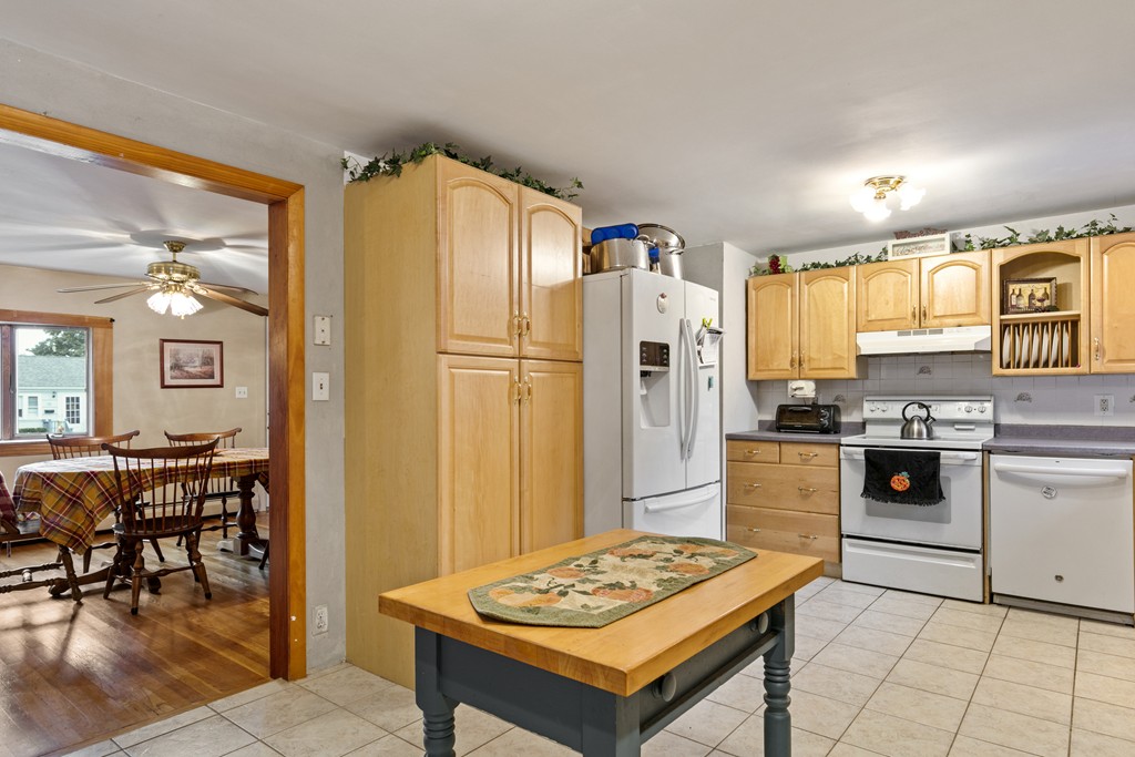 9 Clearwater Road Peabody, MA 01960 - Photo 9 of 29 Gallery Image 9