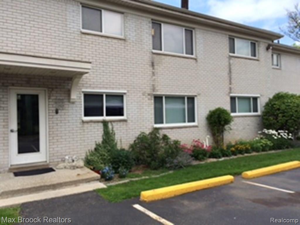 4113 Telegraph Road, Unit 122 Bloomfield Hills, MI 48302 - Photo 49 of 51 East Entrance--SUMMER