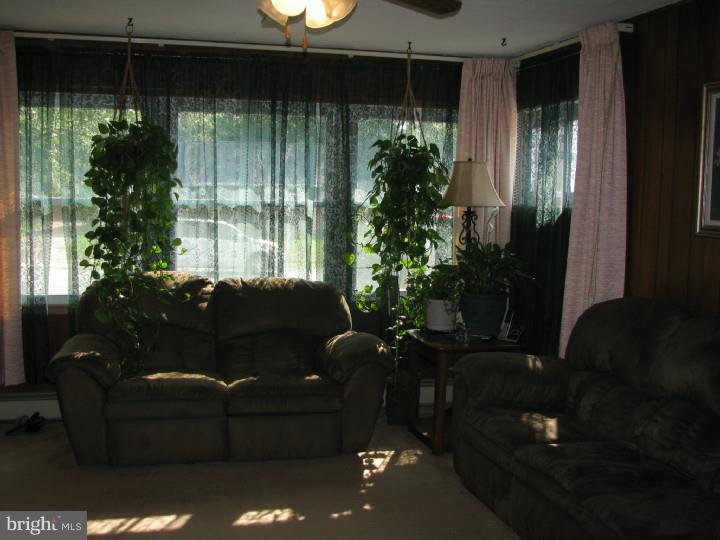 118 Rita Road New Castle, DE 19720 - Photo 3 of 24 Living Room