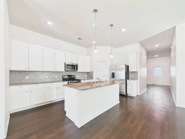 $2,300 | 2002 Brisa Lane, Mont Belvieu, TX 77523