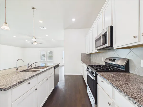 $2,300 | 2002 Brisa Lane, Mont Belvieu, TX 77523