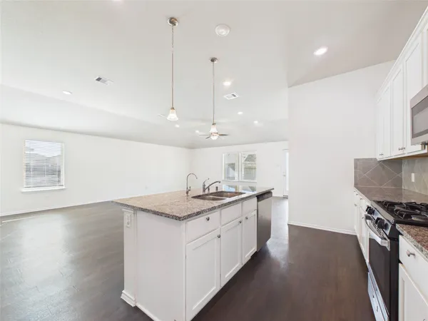 $2,300 | 2002 Brisa Lane, Mont Belvieu, TX 77523