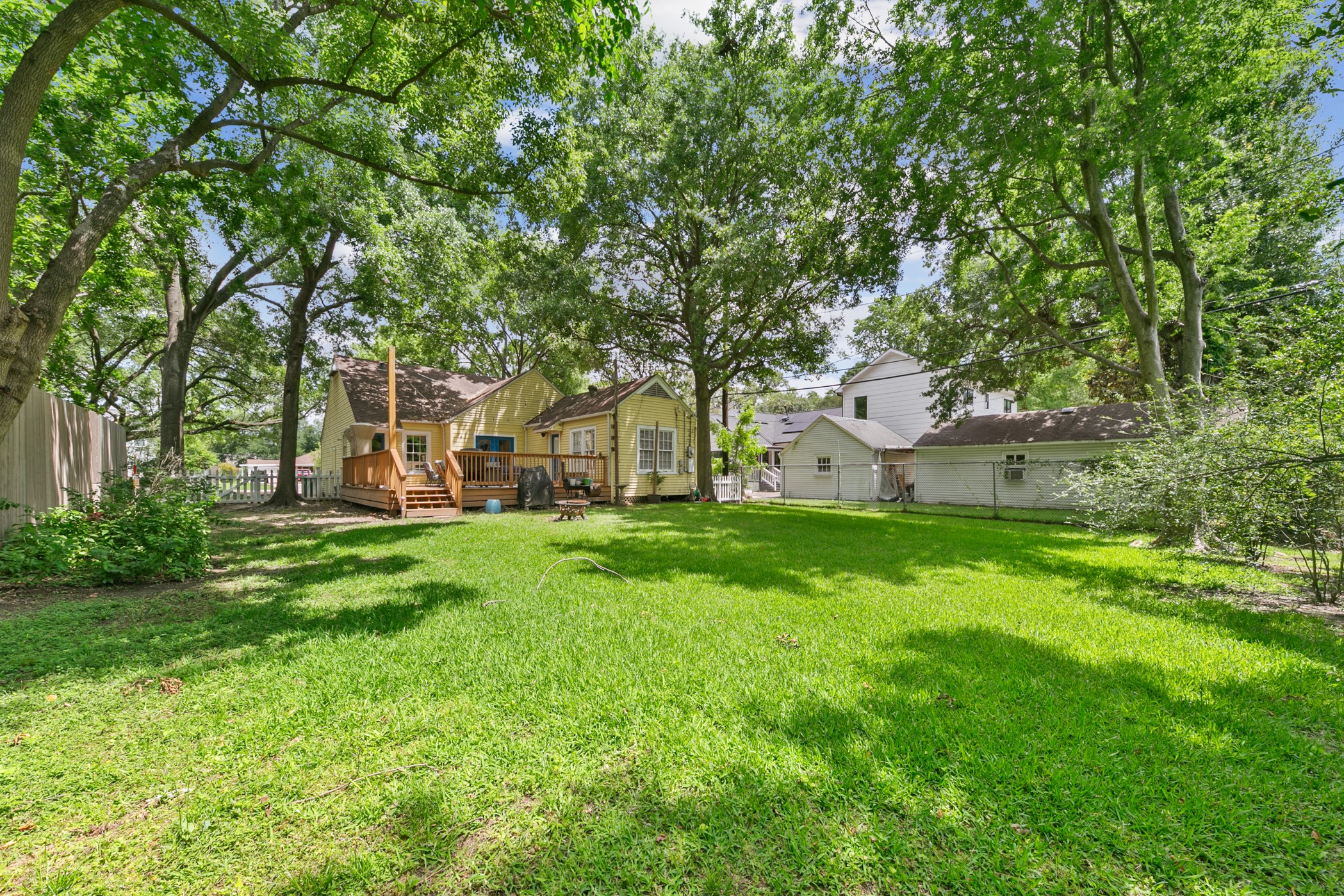 503 West 33rd Street Houston, TX 77018 - Photo 31 of 34 Another view from the corner of the lot features the beautiful mature trees, and white picket fence.