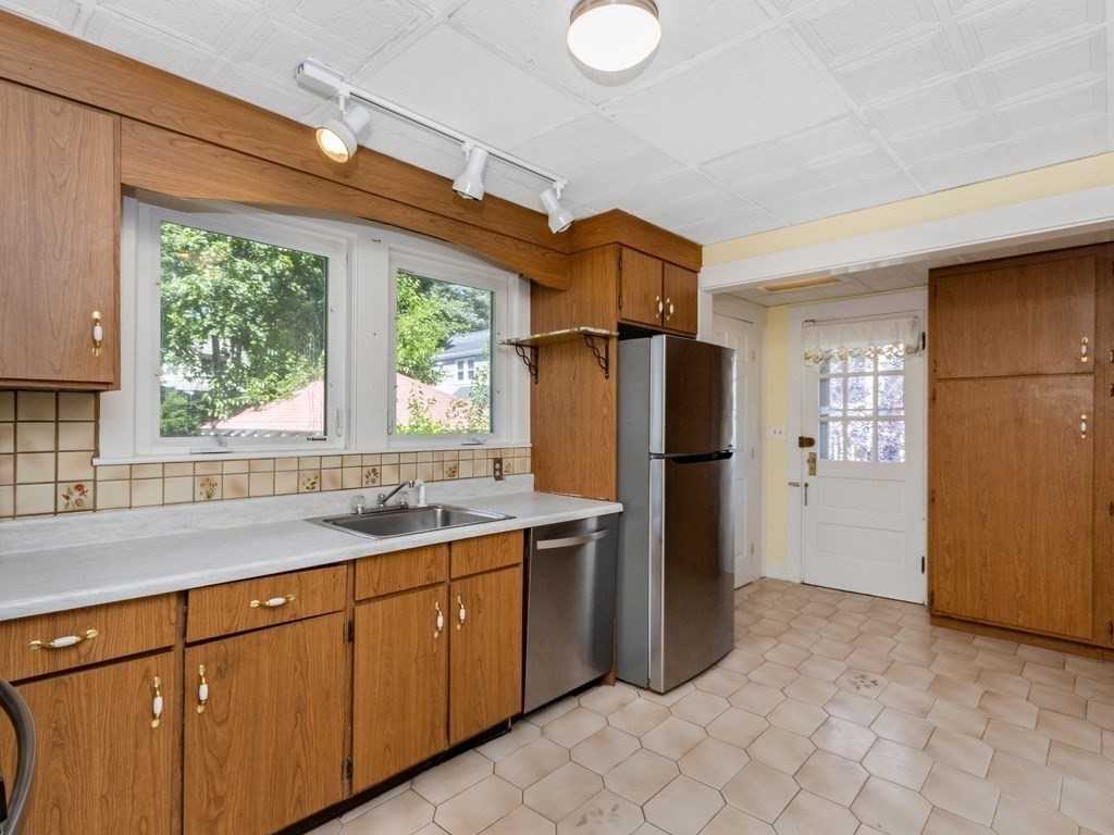 46 Jackson Road Medford, MA 02155 - Photo 8 of 24 Gallery Image 8