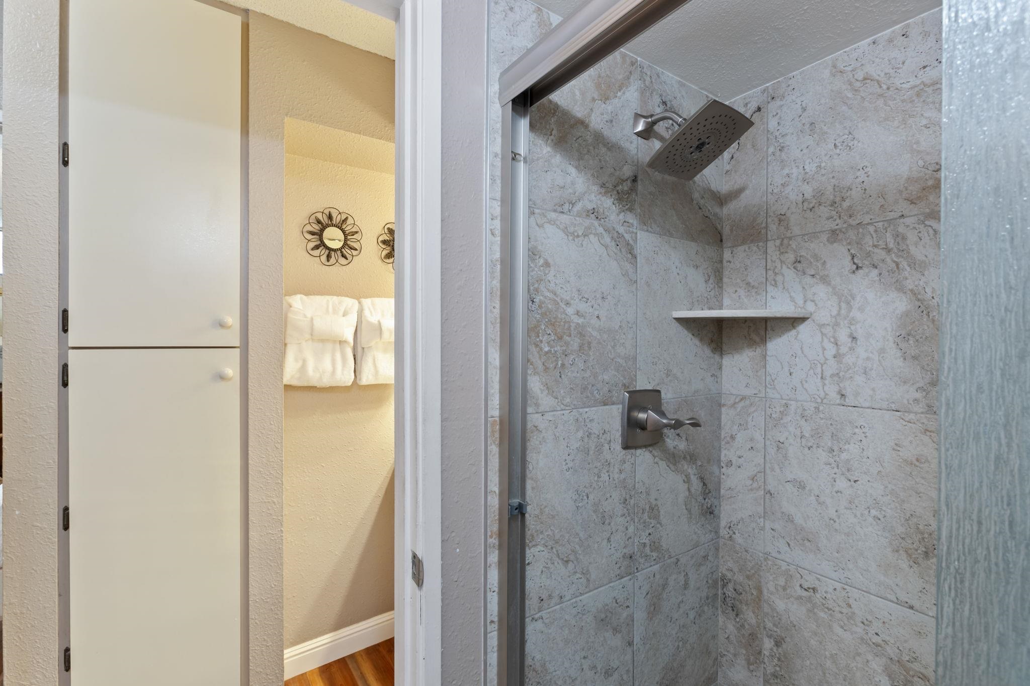 2531 South Kihei Road, Unit C414 Kihei, HI 96753 - Photo 34 of 47 a bathroom with a shower