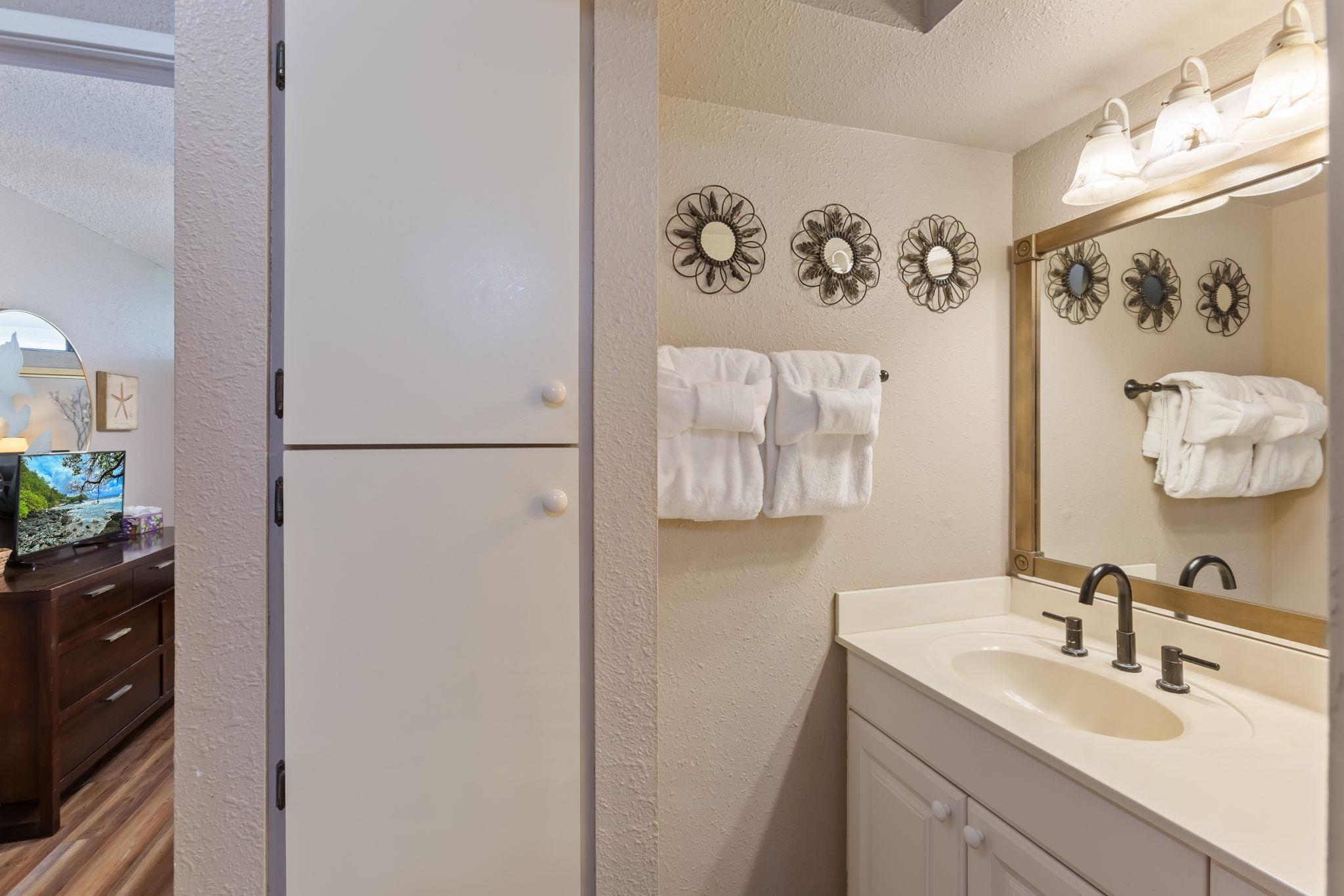2531 South Kihei Road, Unit C414 Kihei, HI 96753 - Photo 35 of 47 a bathroom with a sink and a mirror