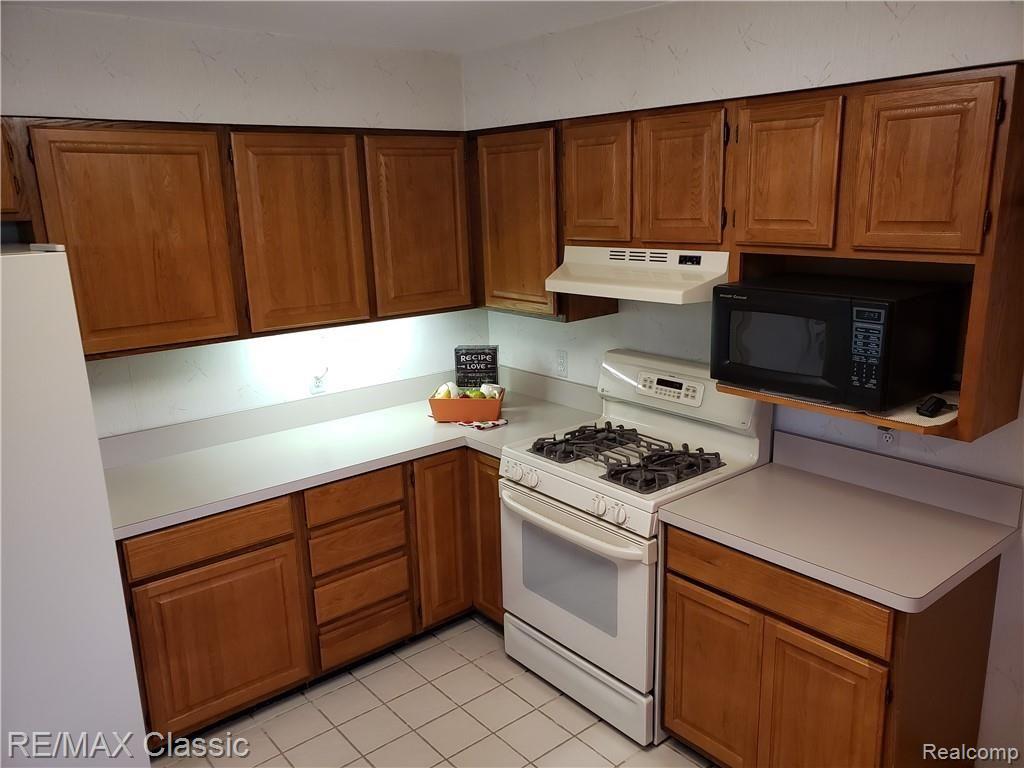 2171 Maplecrest Road Sterling Heights, MI 48310 - Photo 4 of 33 Kitchen Stove cabinets view.jpg