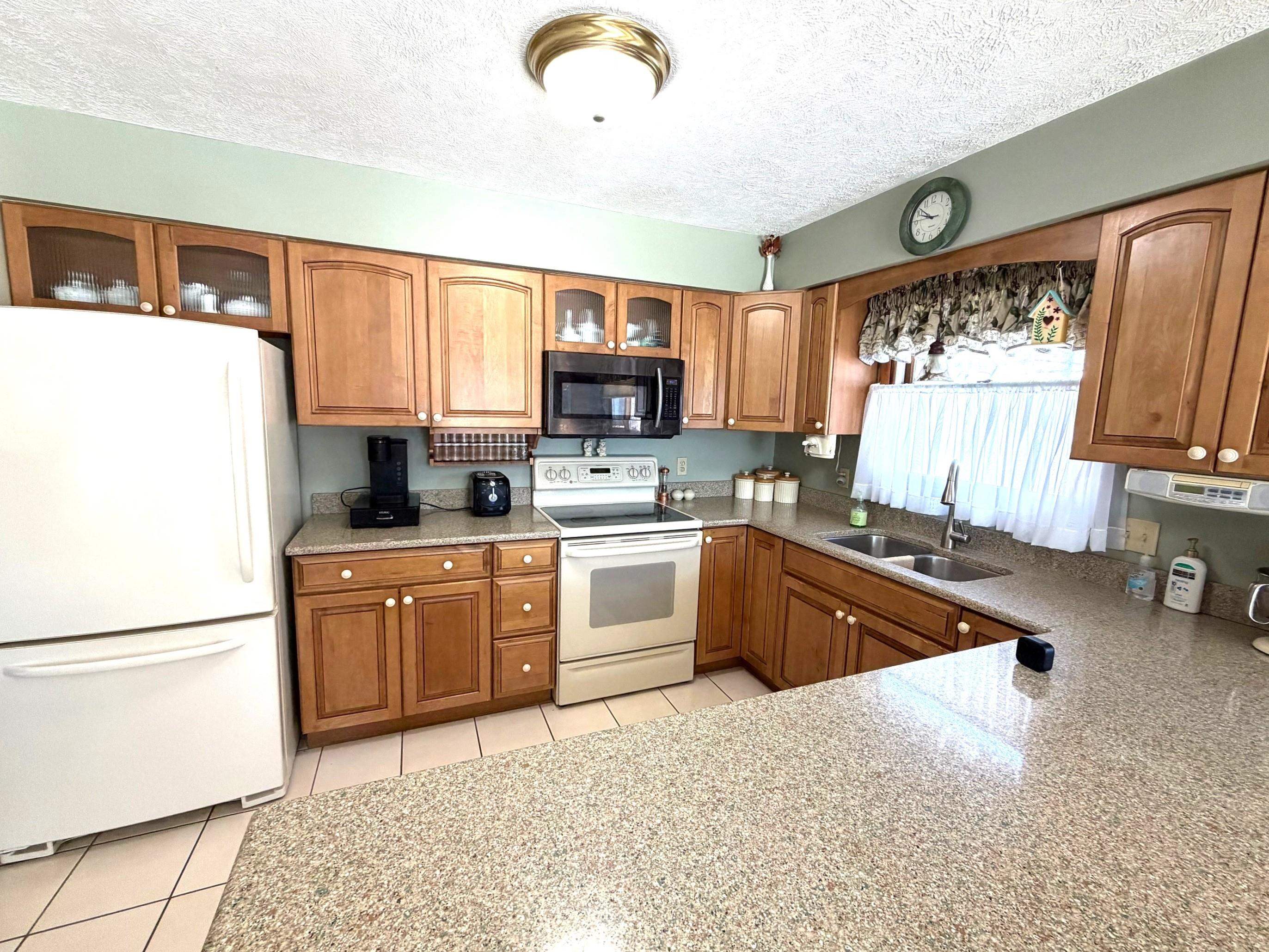 318 Oak Knoll Road Williston, VT 05495 - Photo 4 of 25