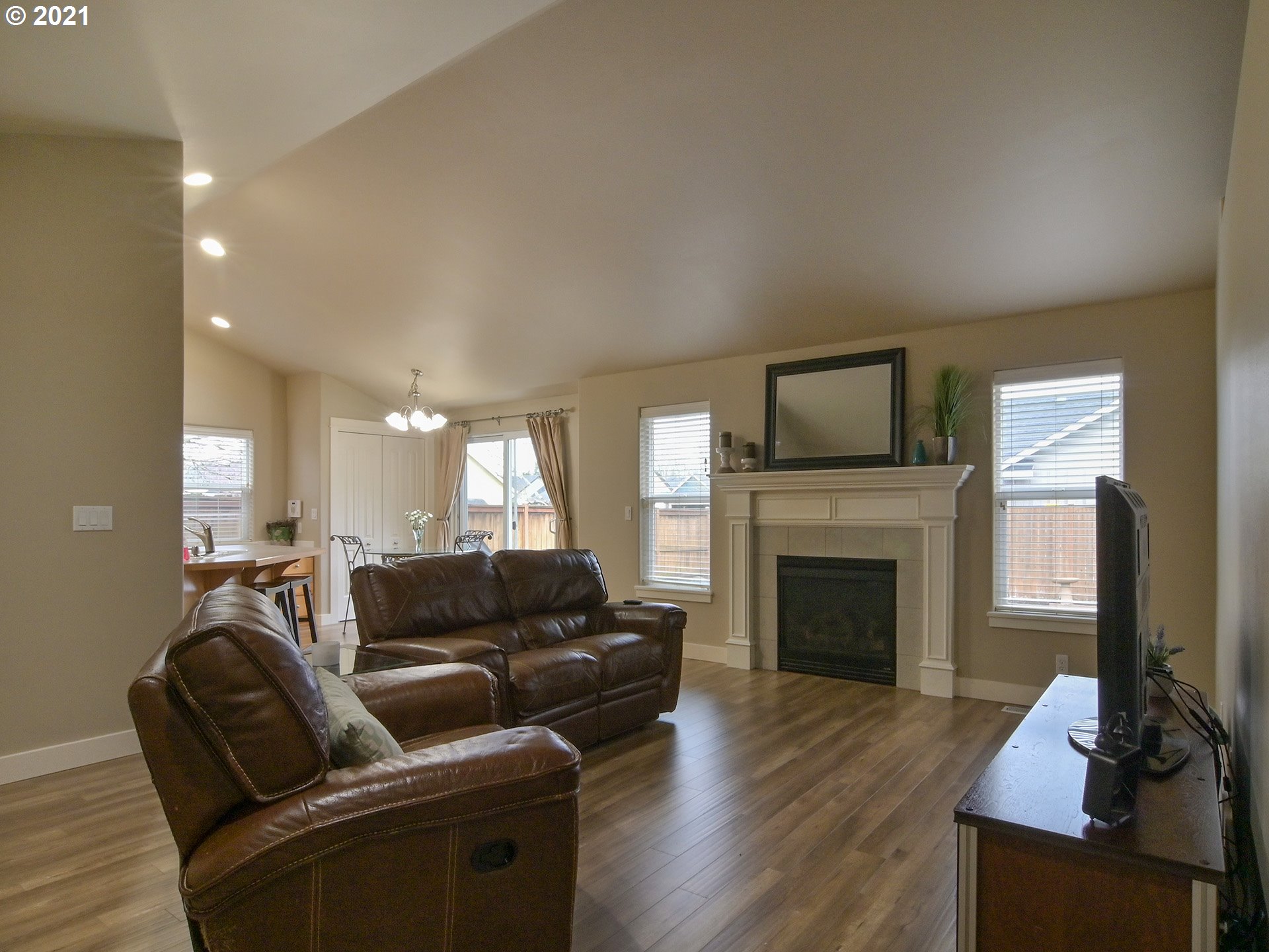 4064 Redwood Drive Springfield, OR 97478 - Photo 4 of 32 Gallery Image 4