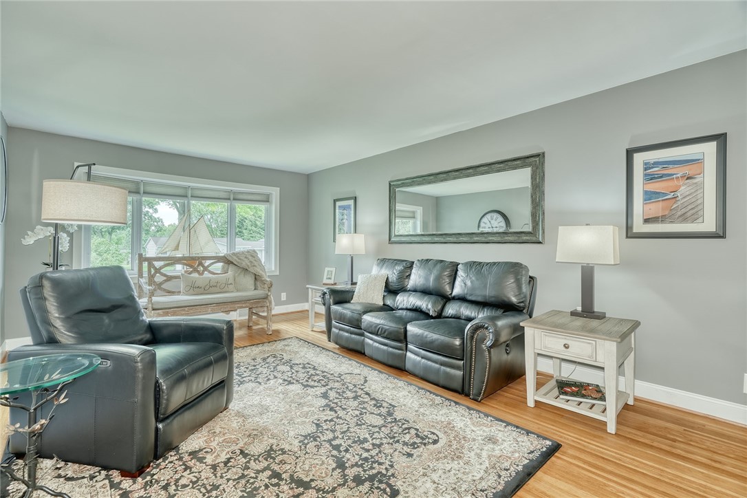 175 Longview Drive Webster, NY 14580 - Photo 12 of 47 Spacious family room with hardwood flooring and la
