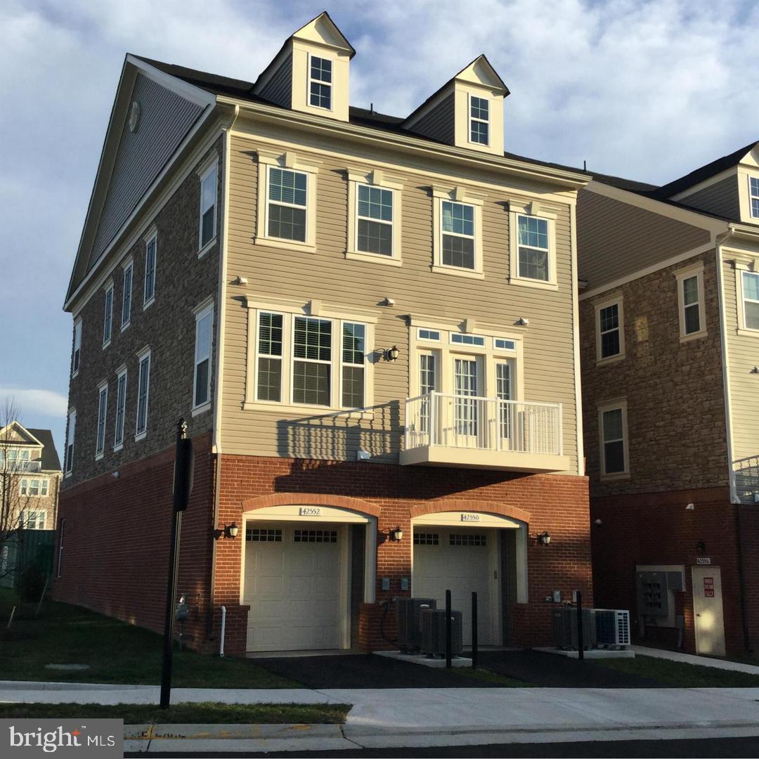 42552 Sunset Ridge Square Ashburn, VA 20148 - Photo 3 of 11 Gallery Image 3