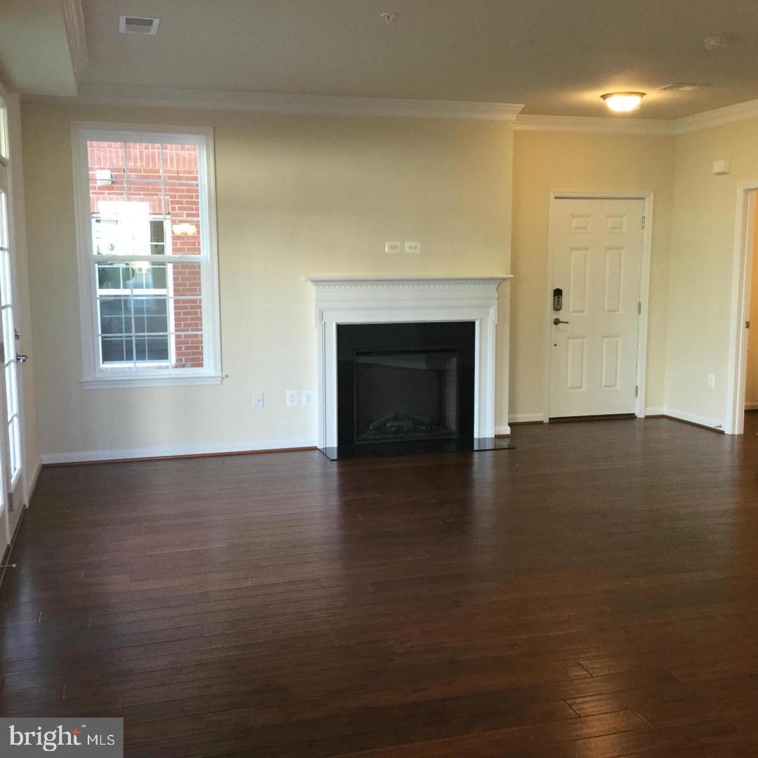 42552 Sunset Ridge Square Ashburn, VA 20148 - Photo 4 of 11 Gallery Image 4