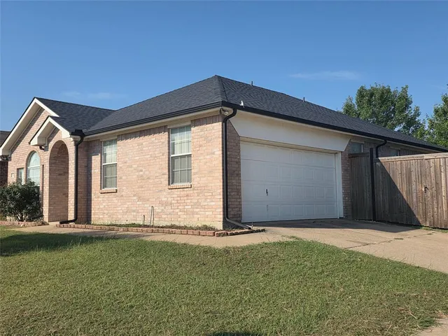a view of a house with backyard and garden