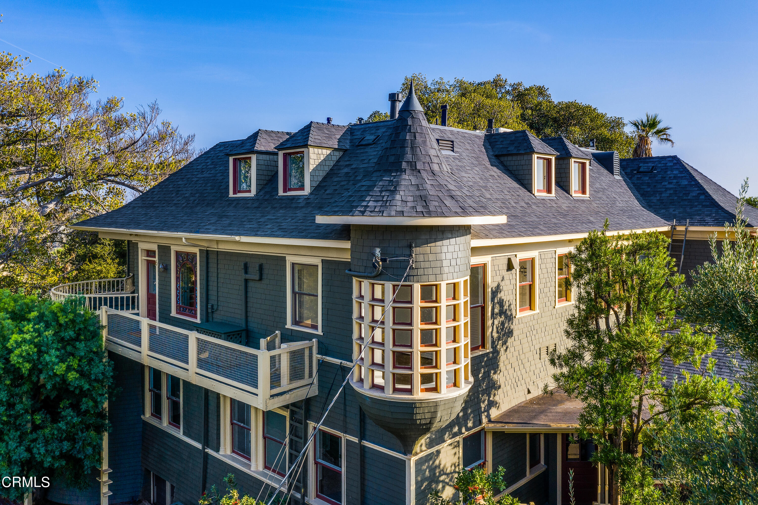 80 Grace Terrace, Unit 5 Pasadena, CA 91105 - Photo 5 of 52 a front view of a residential apartment building with a yard