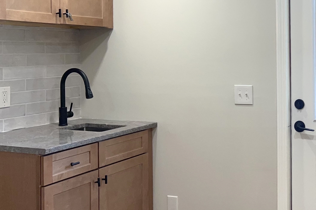 31 Crawford Circle Springfield, MA 01108 - Photo 12 of 41