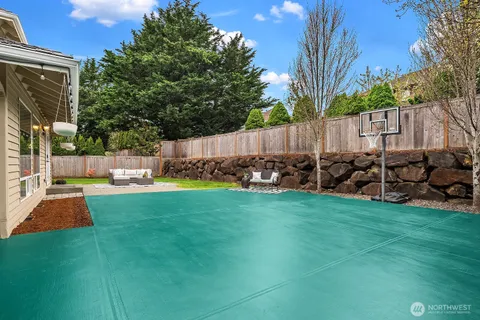 a view of yard with green space