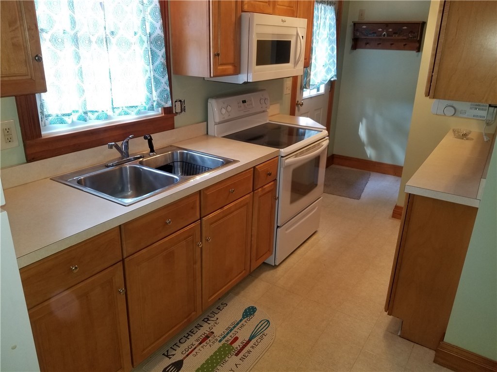 647 Weaver Hill Road Coventry, RI 02816 - Photo 17 of 27