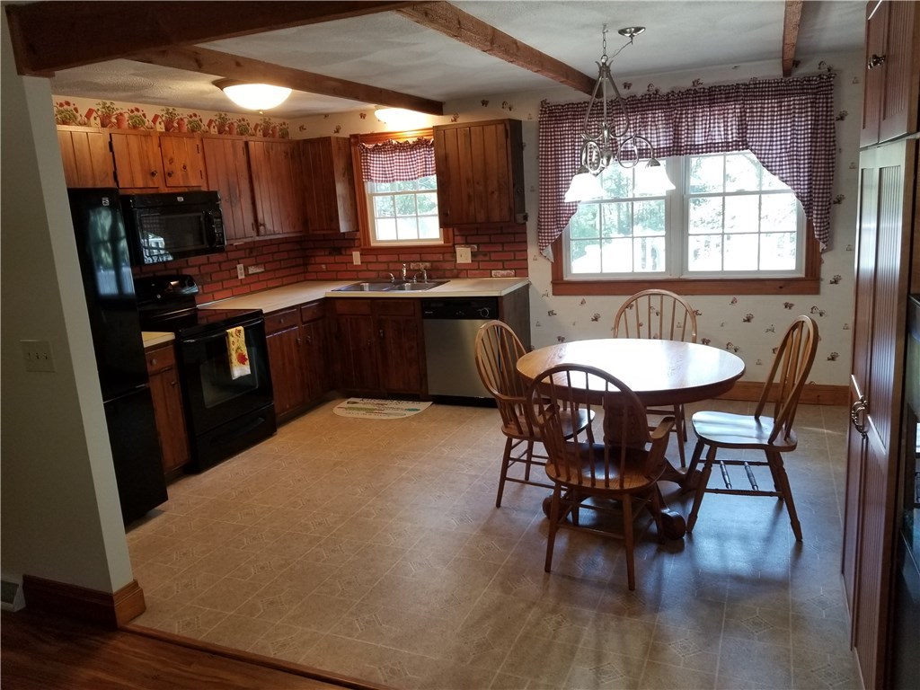 647 Weaver Hill Road Coventry, RI 02816 - Photo 9 of 27