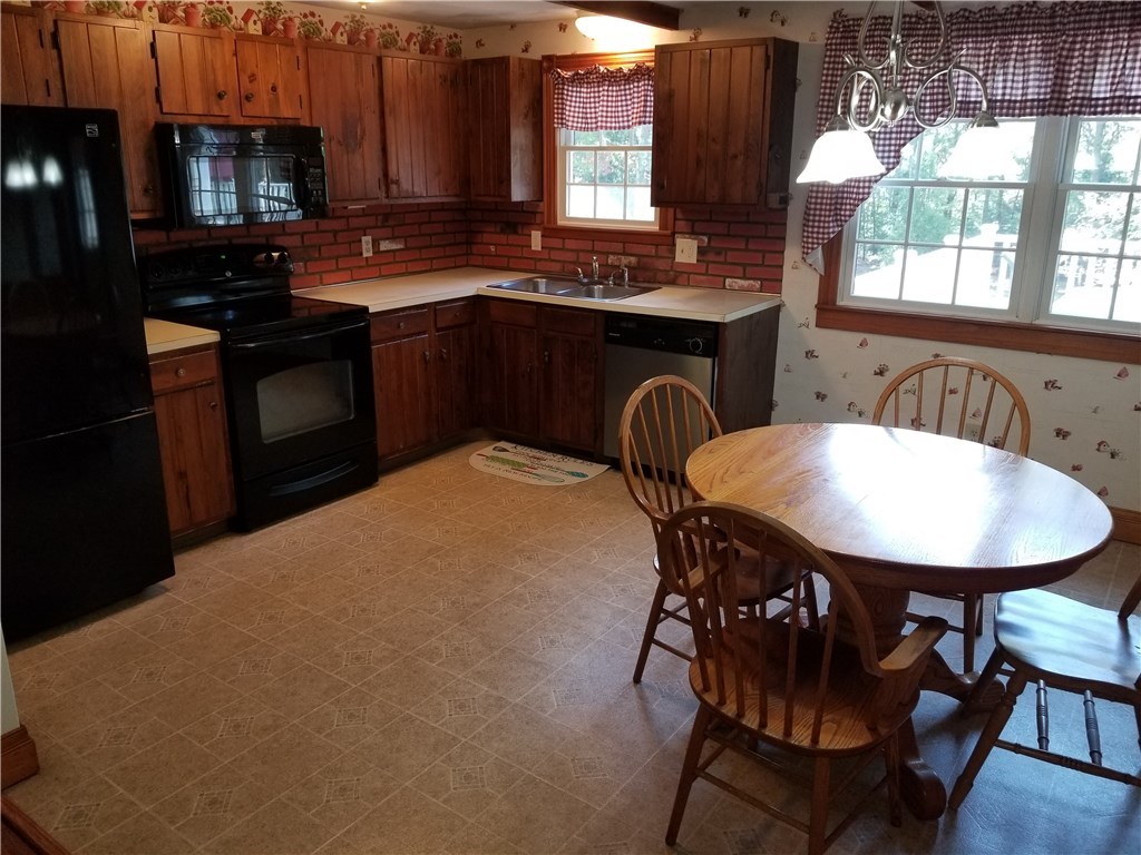 647 Weaver Hill Road Coventry, RI 02816 - Photo 10 of 27