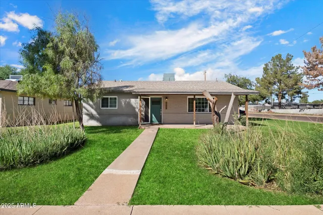 a view of a house with a yard