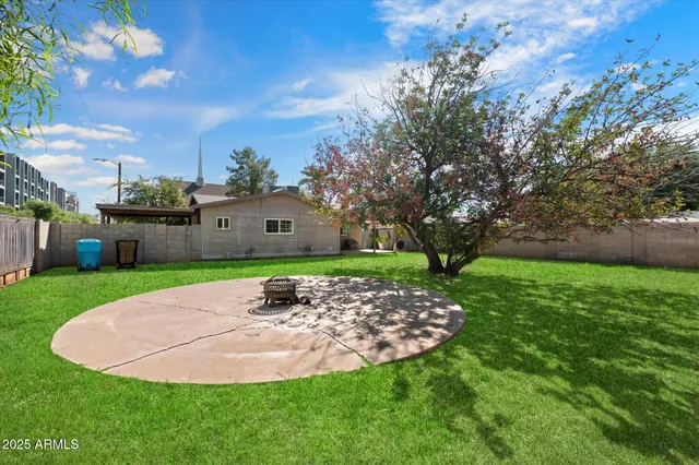 a view of a yard with a fountain