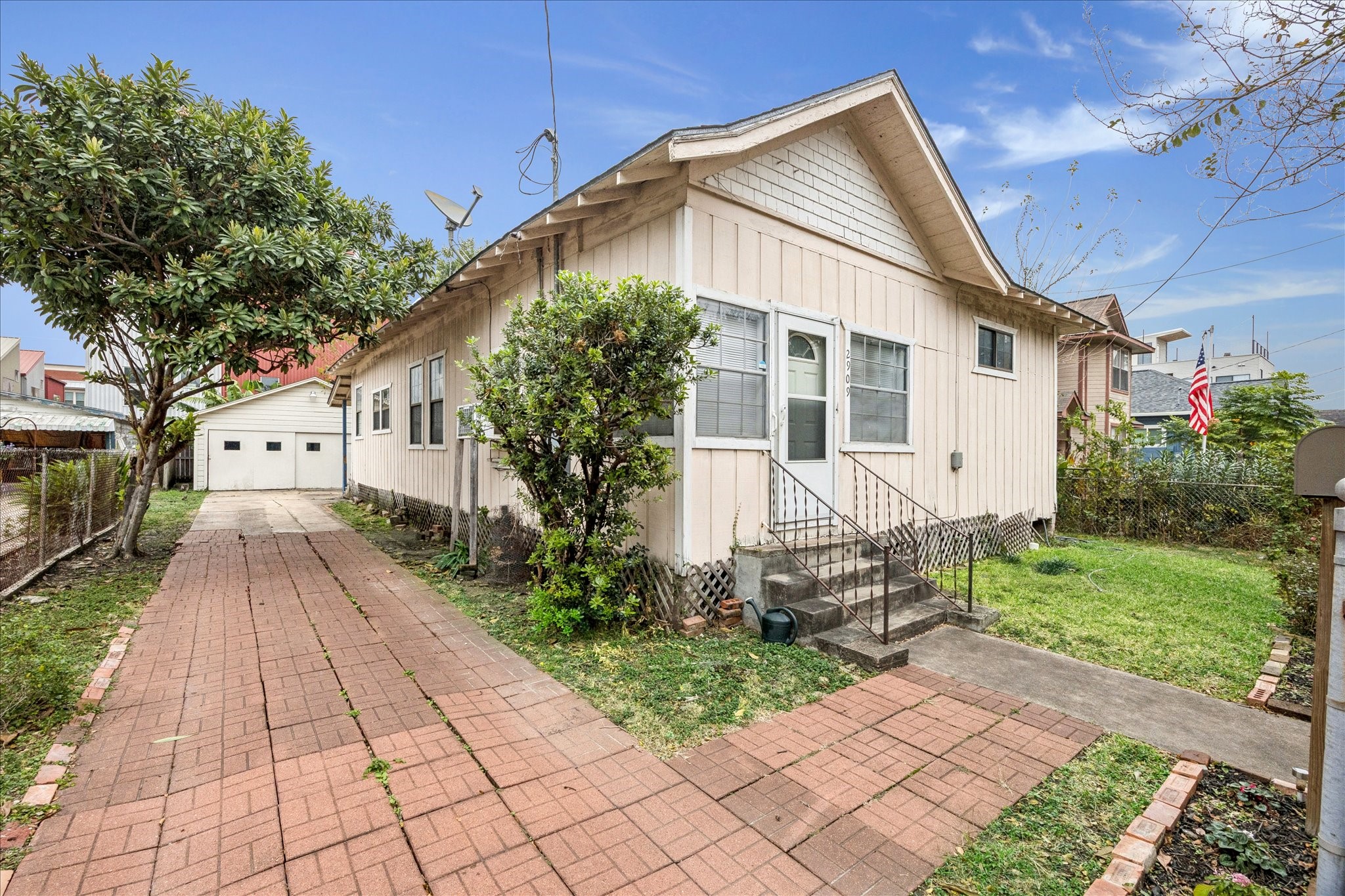 2909 Sherman Street Houston, TX 77003 - Photo 3 of 9 a front view of a house with garden