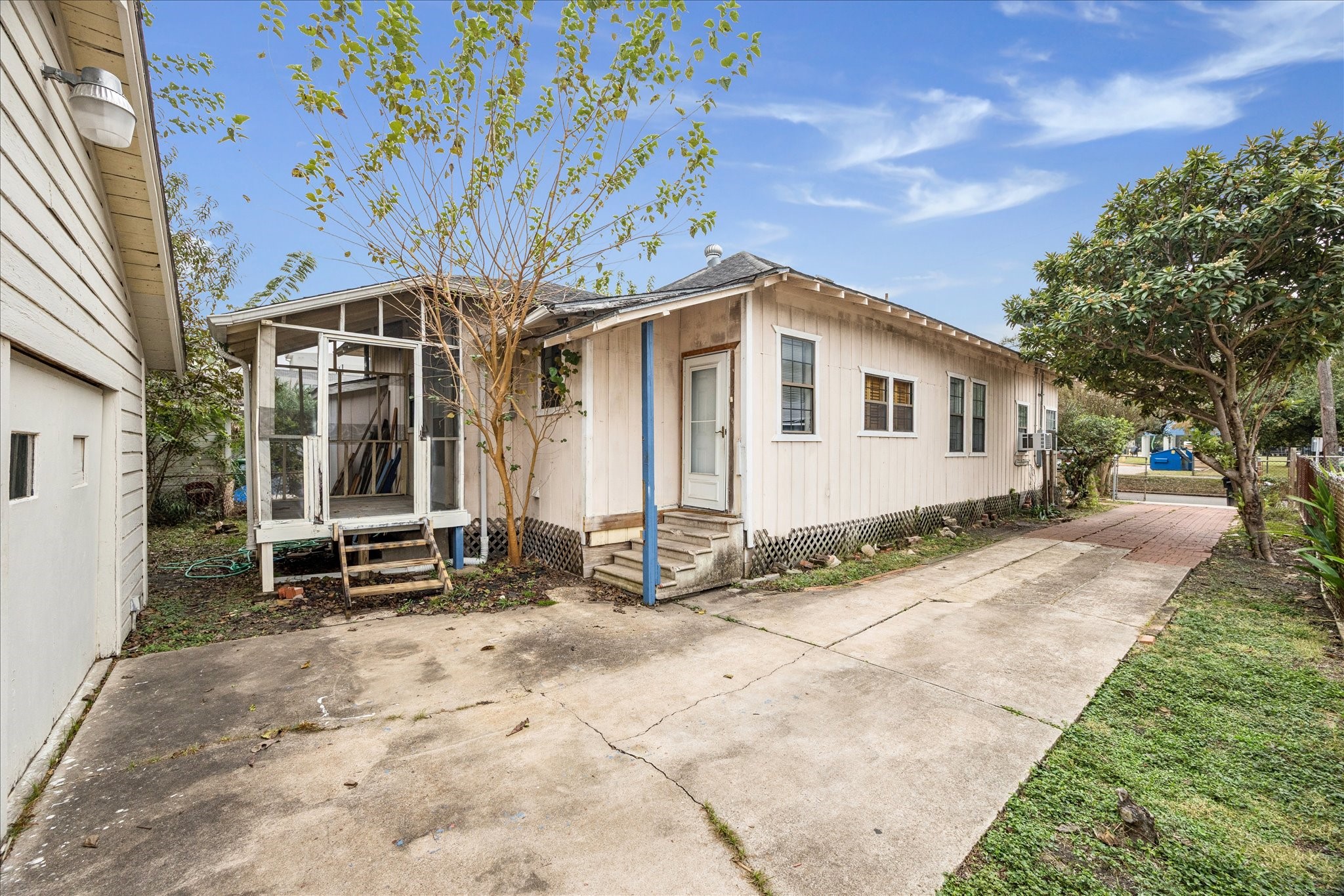 2909 Sherman Street Houston, TX 77003 - Photo 5 of 9 a view of a house with a yard