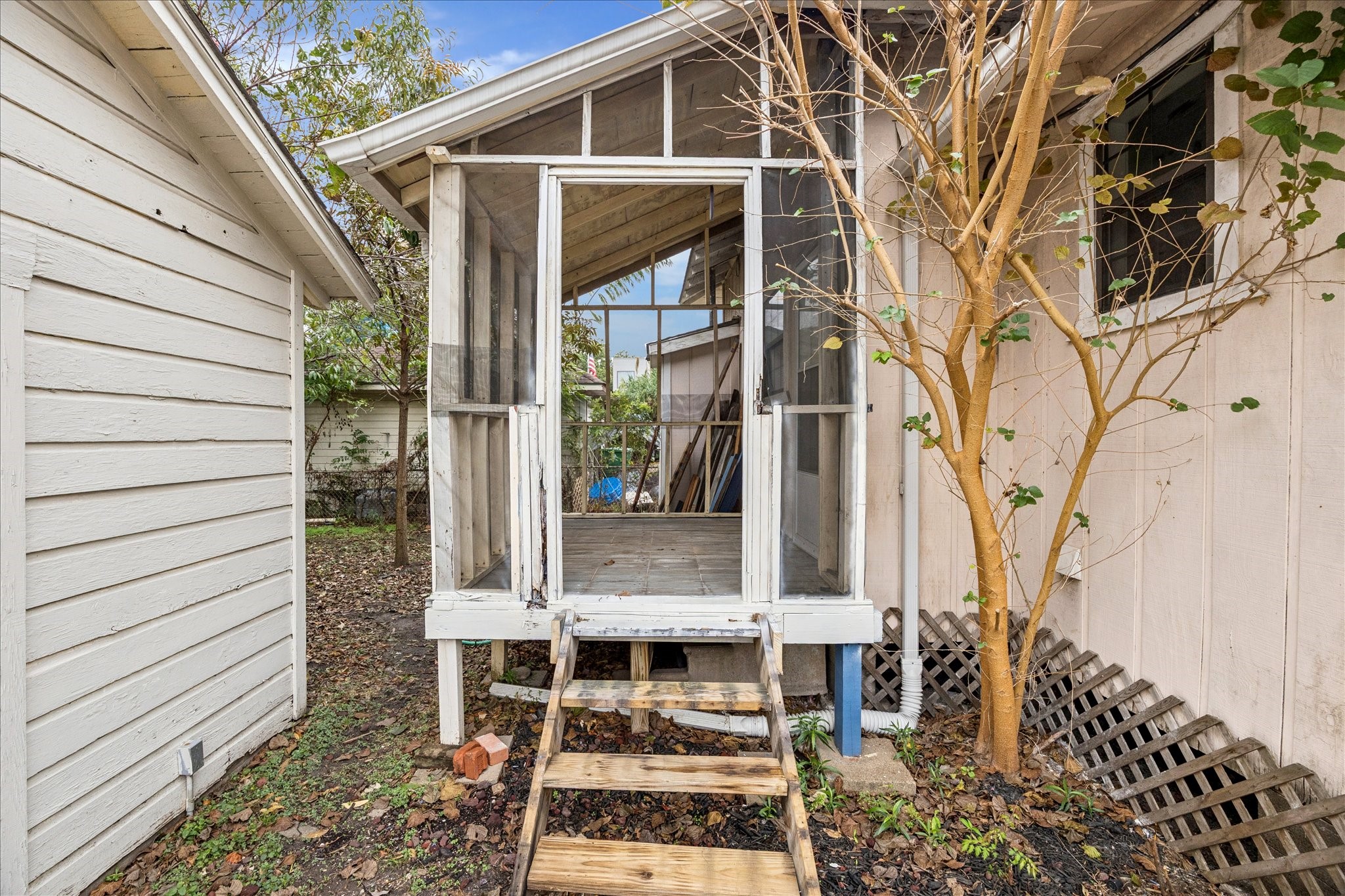 2909 Sherman Street Houston, TX 77003 - Photo 6 of 9 a view of entryway with a patio