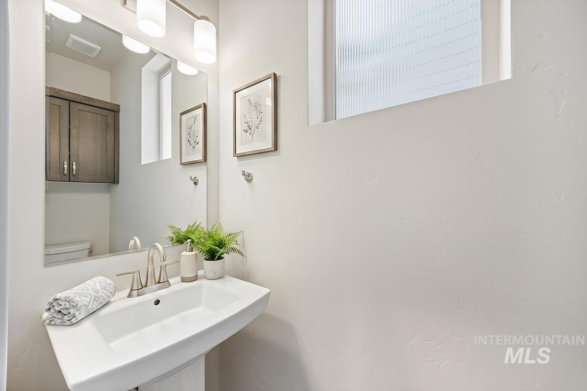 205 West Broyhill Street Meridian, ID 83642 - Photo 7 of 20 Half bath with toilet