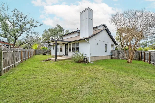 a view of a house with backyard and garden