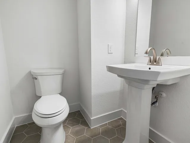 a view of empty room with closet and chandelier fan