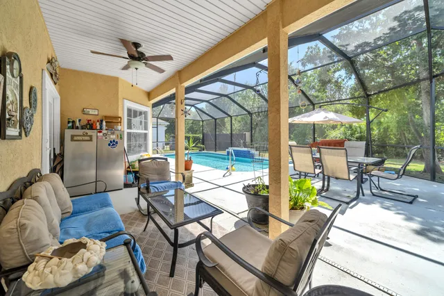 a view of a backyard