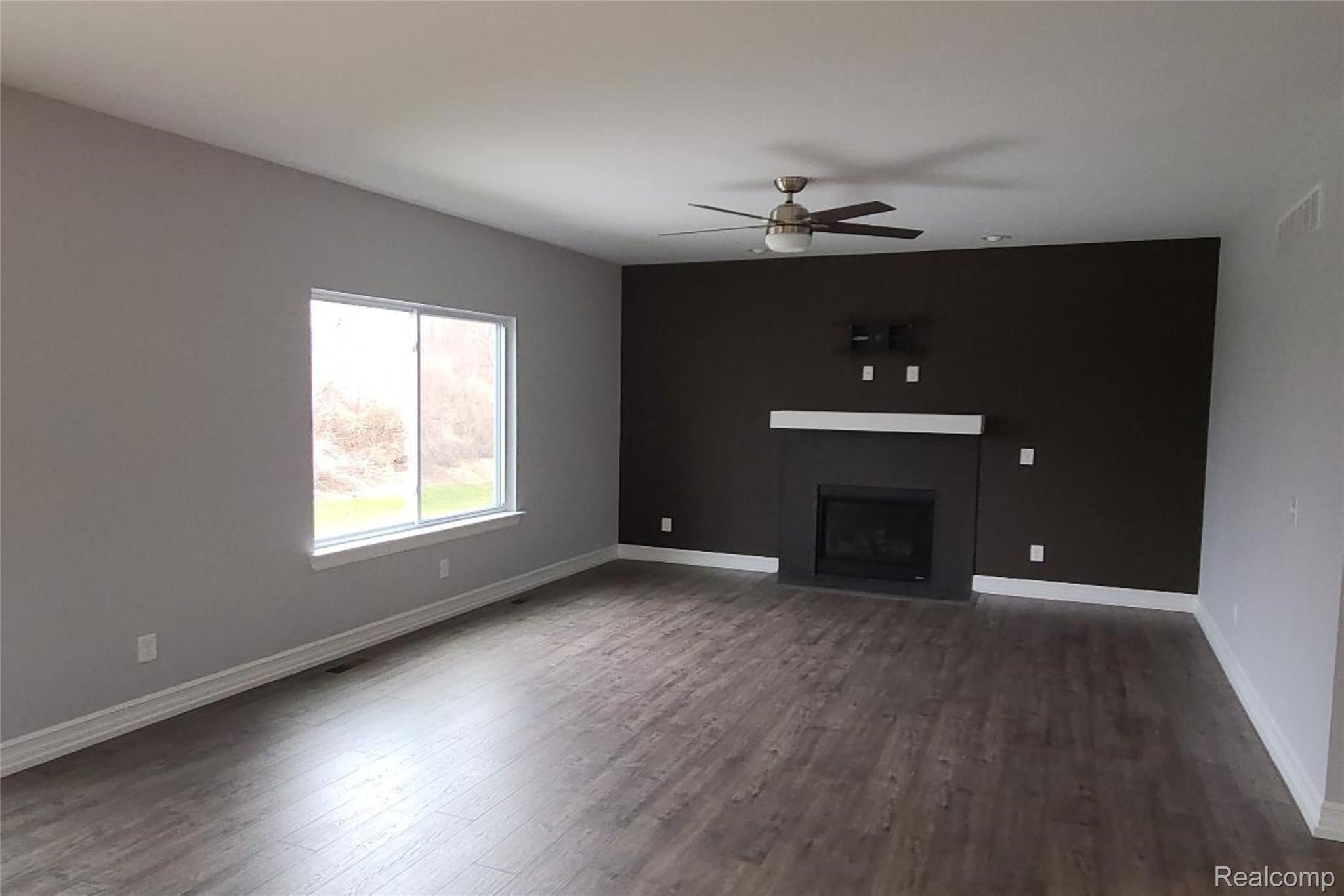 535 Falcon Dundee, MI 48131 - Photo 4 of 14 Great Rm.jpg