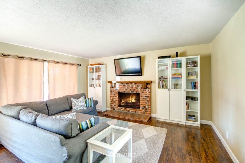 4134 Southeast 1st Place Renton, WA 98059 - Photo 3 of 20 Gallery Image 3
