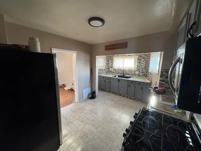 $1,350 | 17125 Dora Street, Melvindale, MI 48122