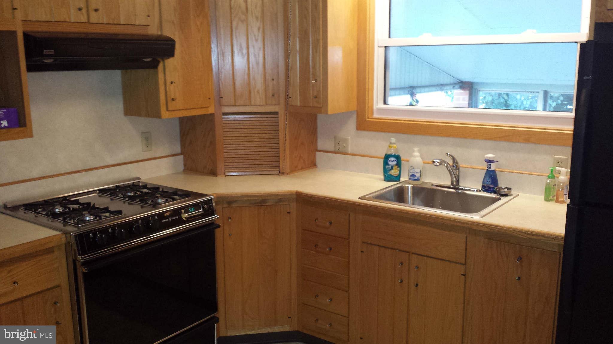 1514 Cavel Road Baltimore, MD 21237 - Photo 3 of 25 Bright and cheery kitchen