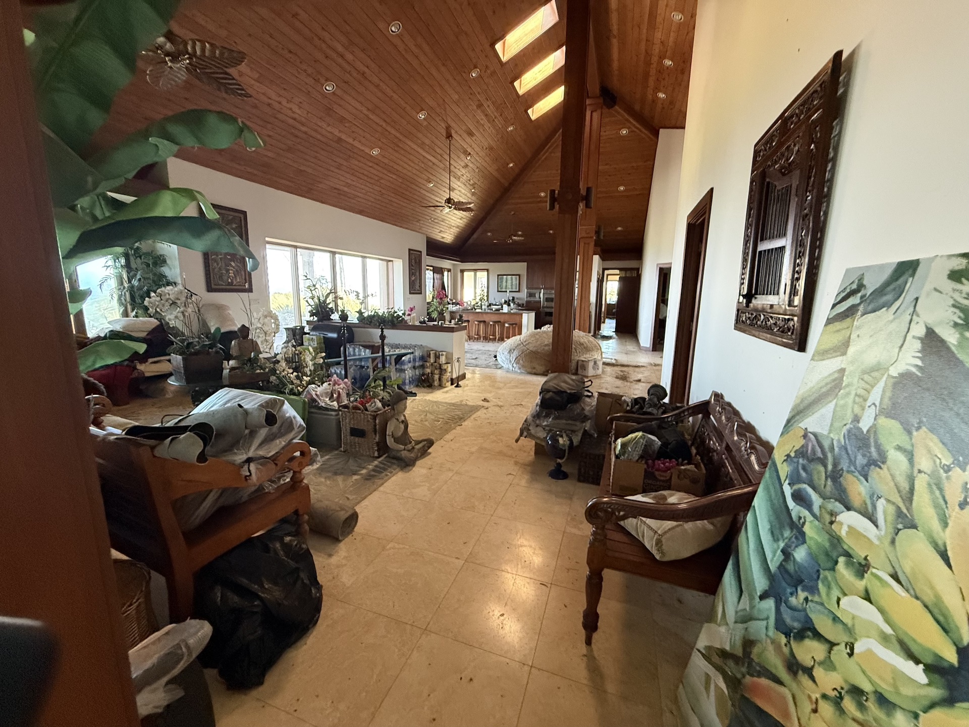 56-2962 Puakea Bay Road Kamuela, HI 96743 - Photo 2 of 5 a living room with furniture