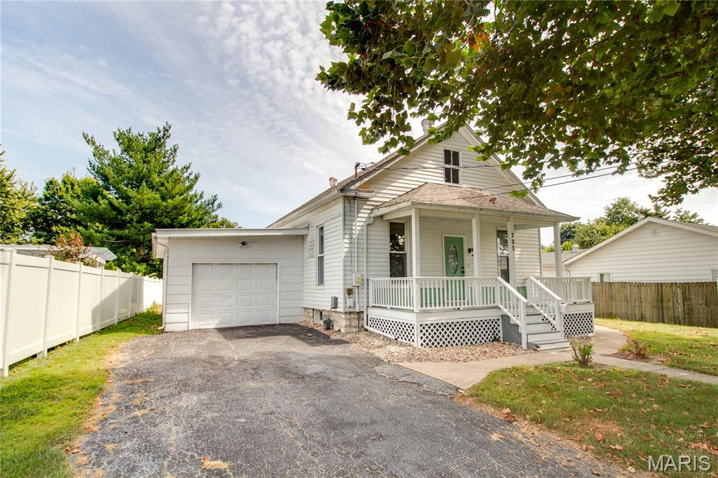 703 Harrison Street Jerseyville, IL 62052 - Photo 2 of 34