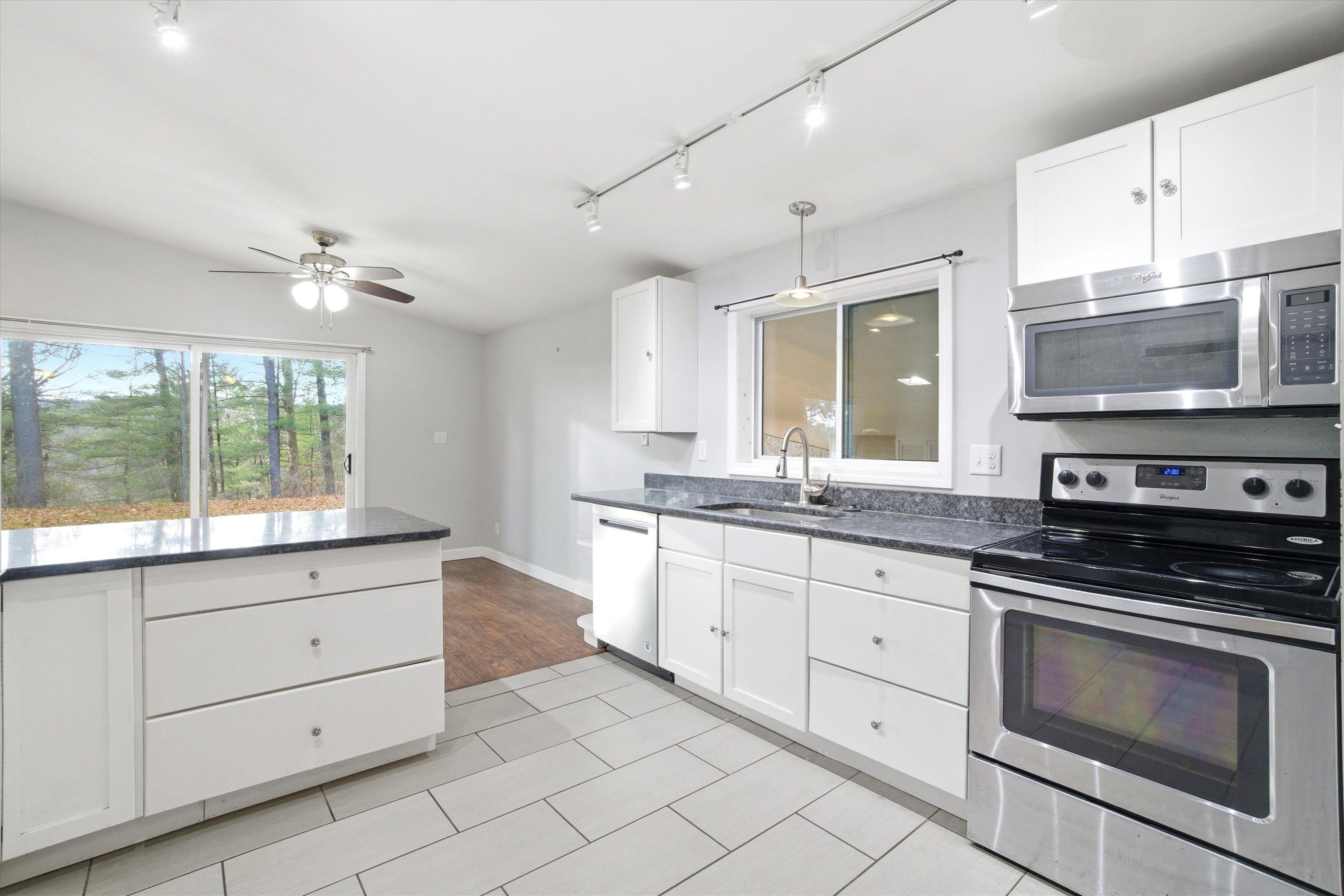 2 Memory Lane Hooksett, NH 03106 - Photo 4 of 26