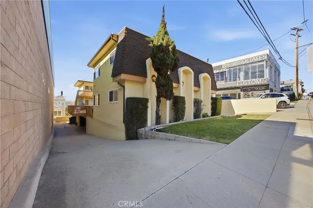 a view of an house with backyard and porch