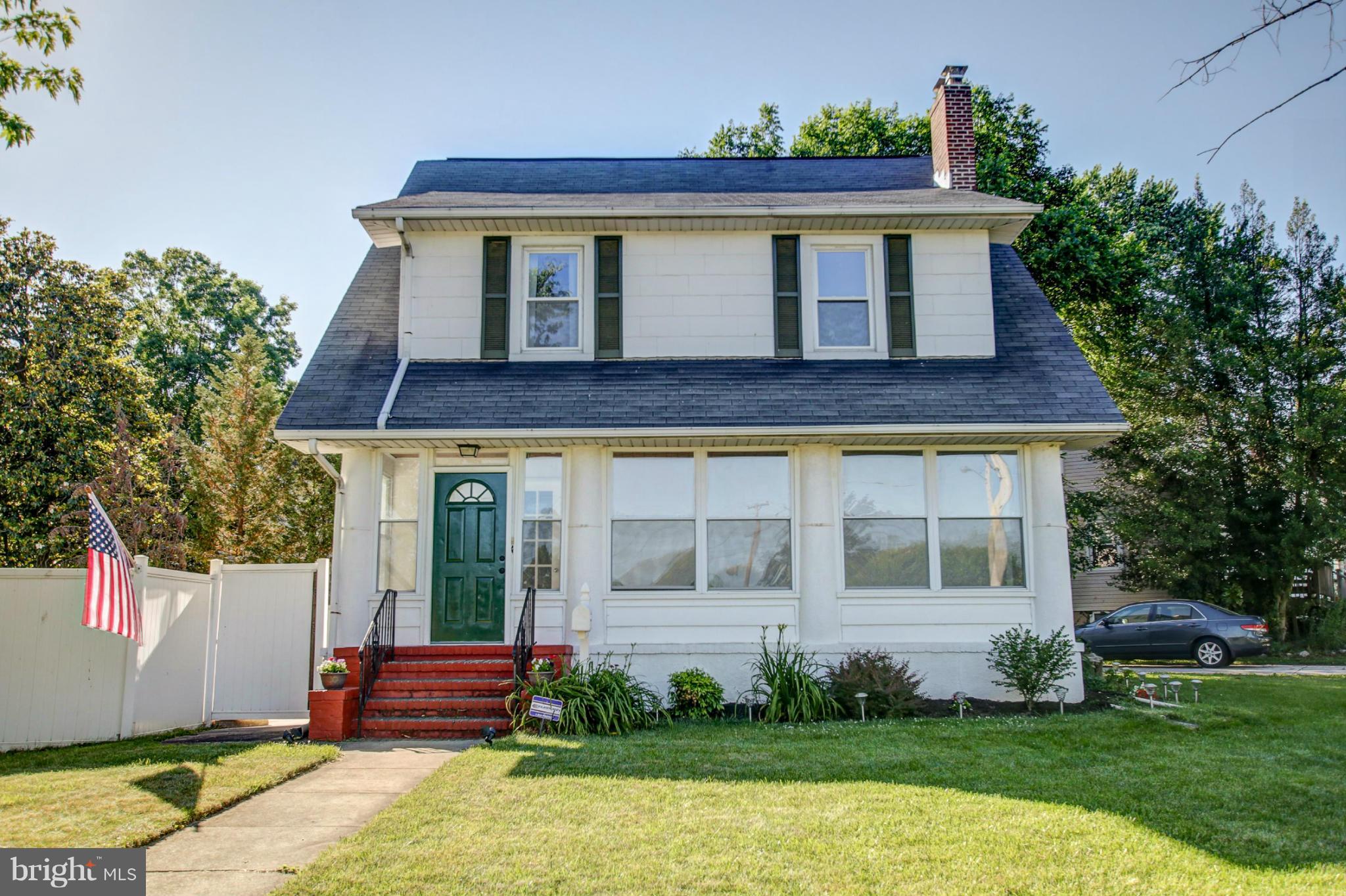 814 Dorchester Road Baltimore, MD 21229 - Photo 2 of 30 a front view of a house with a yard